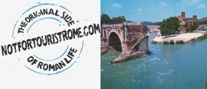 Passeggiando in bicicletta sotto i ponti di Roma